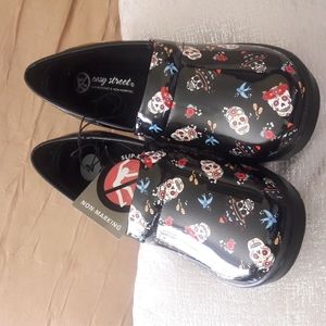Easy street slip on loafers 2 inch size 7